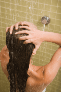 Kalte Dusche gegen Läusesymptome
